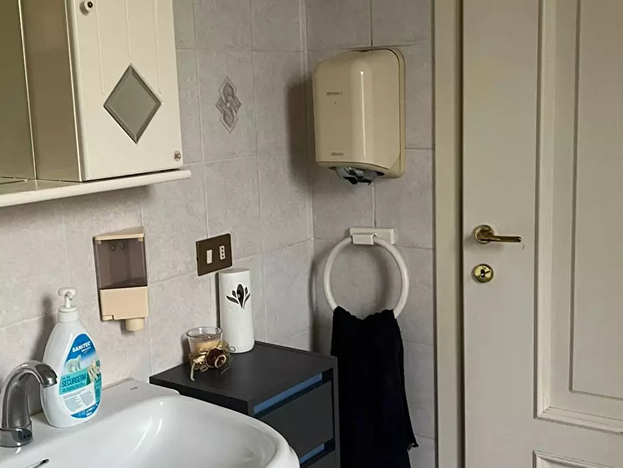 Immagine 18 di Locale commerciale in affitto  in via Roma 53 a Gorla Minore