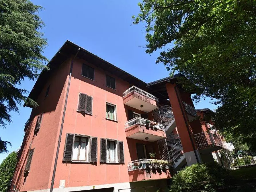 Immagine 3 di Appartamento in vendita  in via BRUGHIERA 22 a Leggiuno