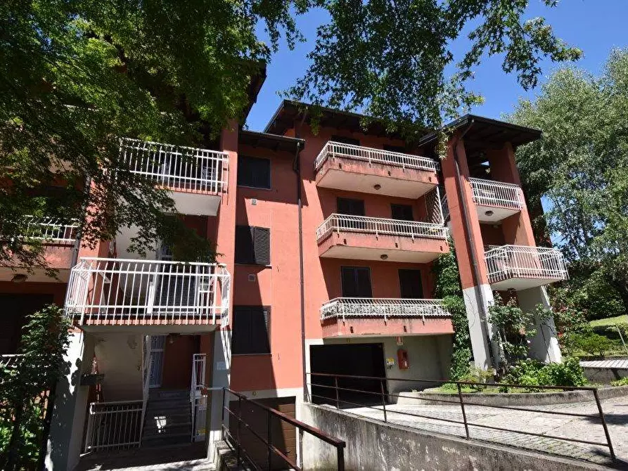 Immagine 2 di Appartamento in vendita  in via BRUGHIERA 22 a Leggiuno