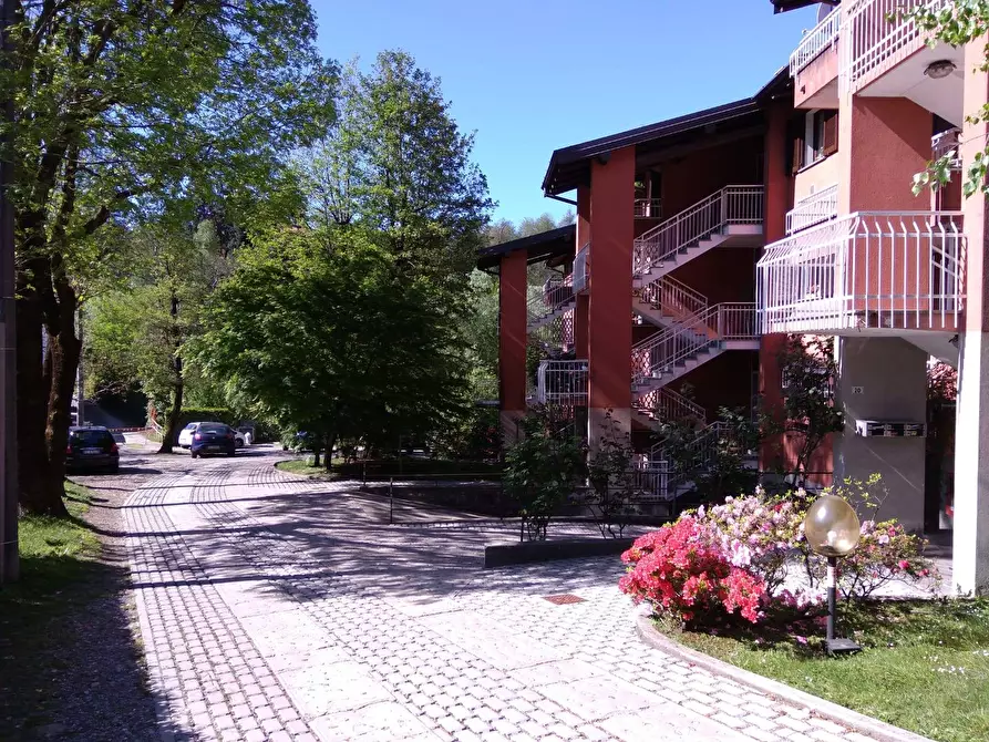 Immagine 5 di Appartamento in vendita  in via BRUGHIERA 22 a Leggiuno