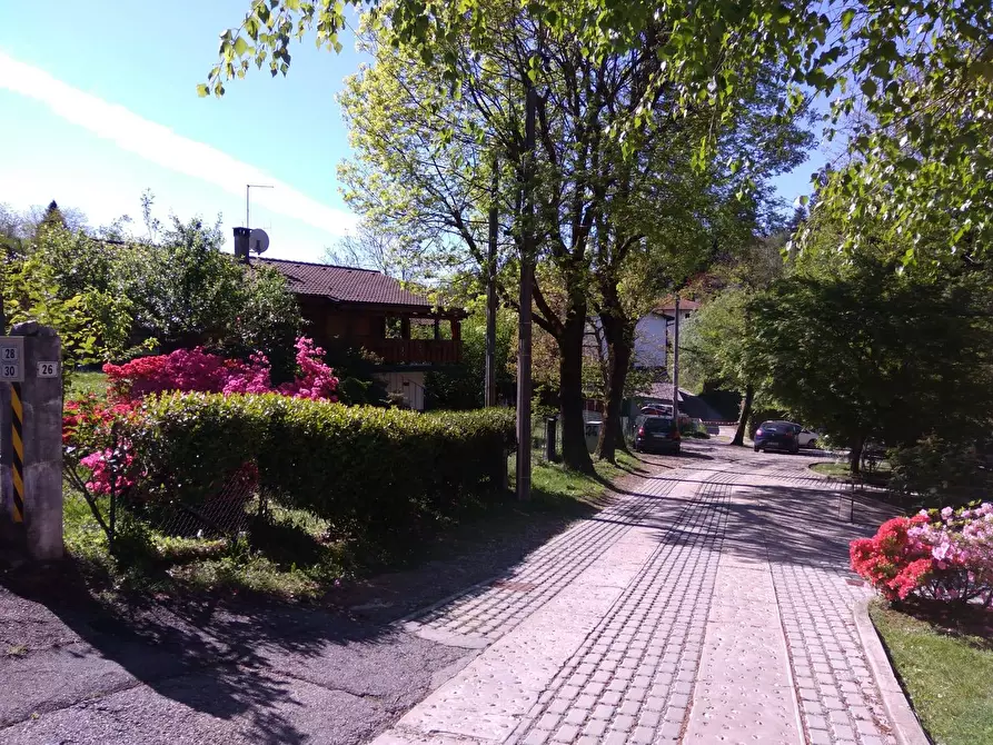 Immagine 8 di Appartamento in vendita  in via BRUGHIERA 22 a Leggiuno