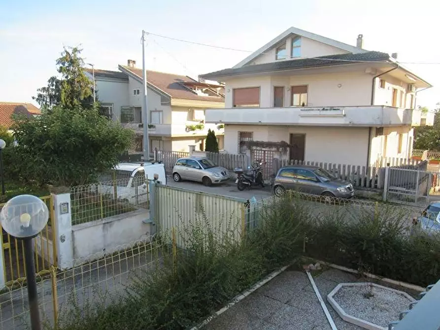 Immagine 4 di Casa semindipendente in vendita  in VIA FONTE ROMANA a Pescara