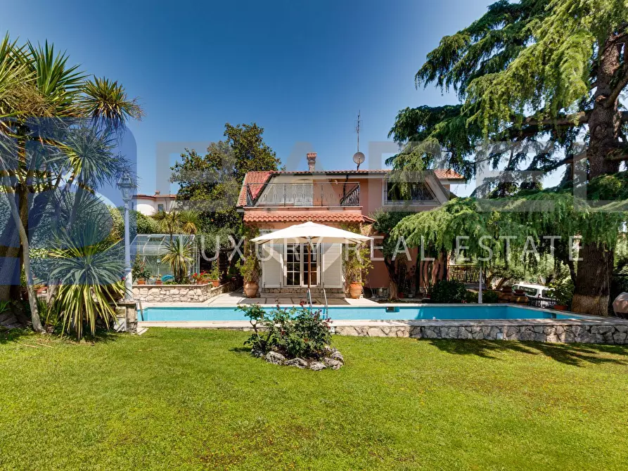 Immagine 1 di Villa in vendita  in via campania a Guidonia Montecelio