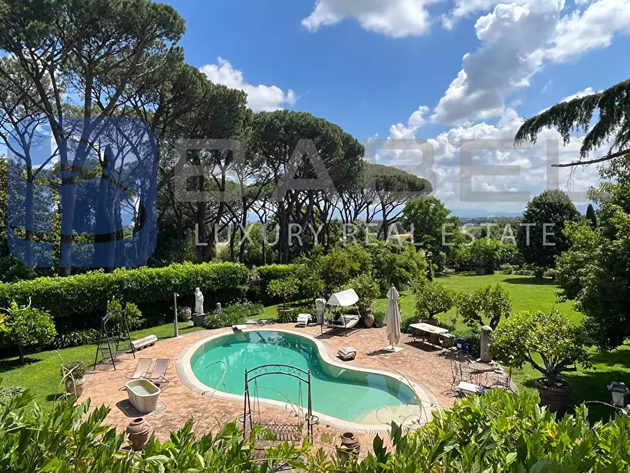 Immagine 1 di Villa in vendita  in Via Dei Metelli a Roma