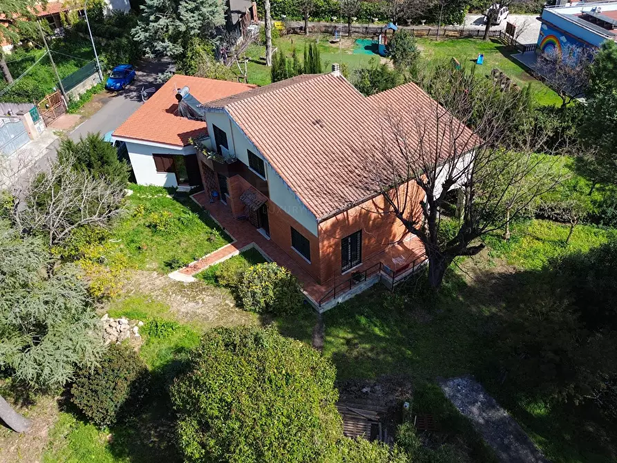 Immagine 1 di Villa in vendita  in Via Monte Rosa a Guidonia Montecelio