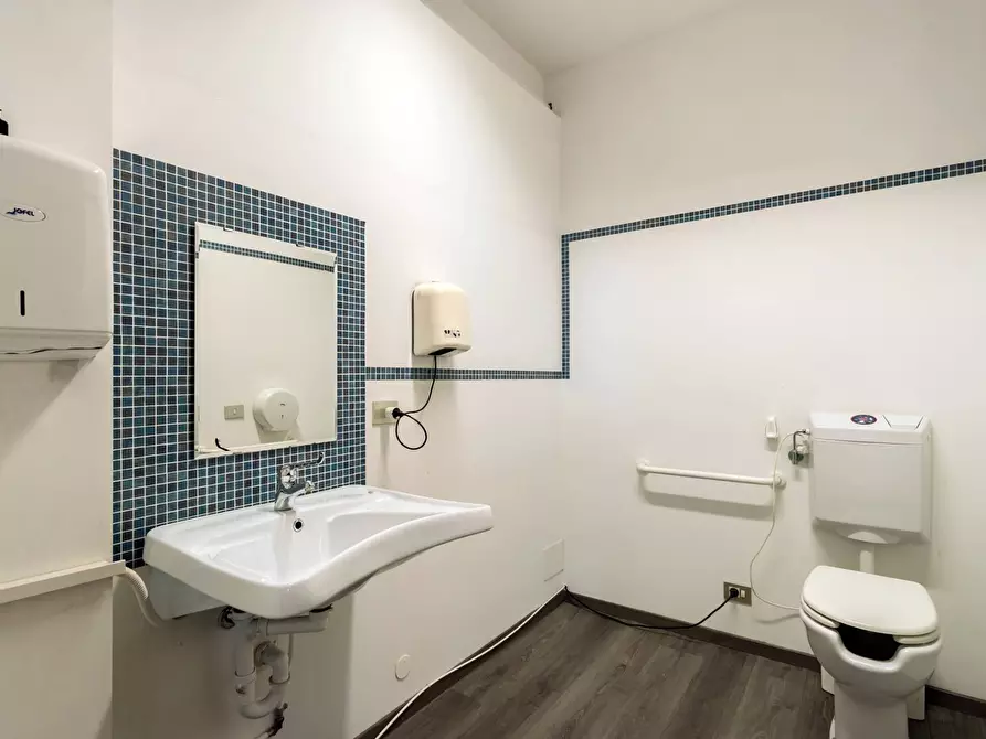 Immagine 10 di Locale commerciale in affitto  in Via San Benedetto 3 a Bergamo