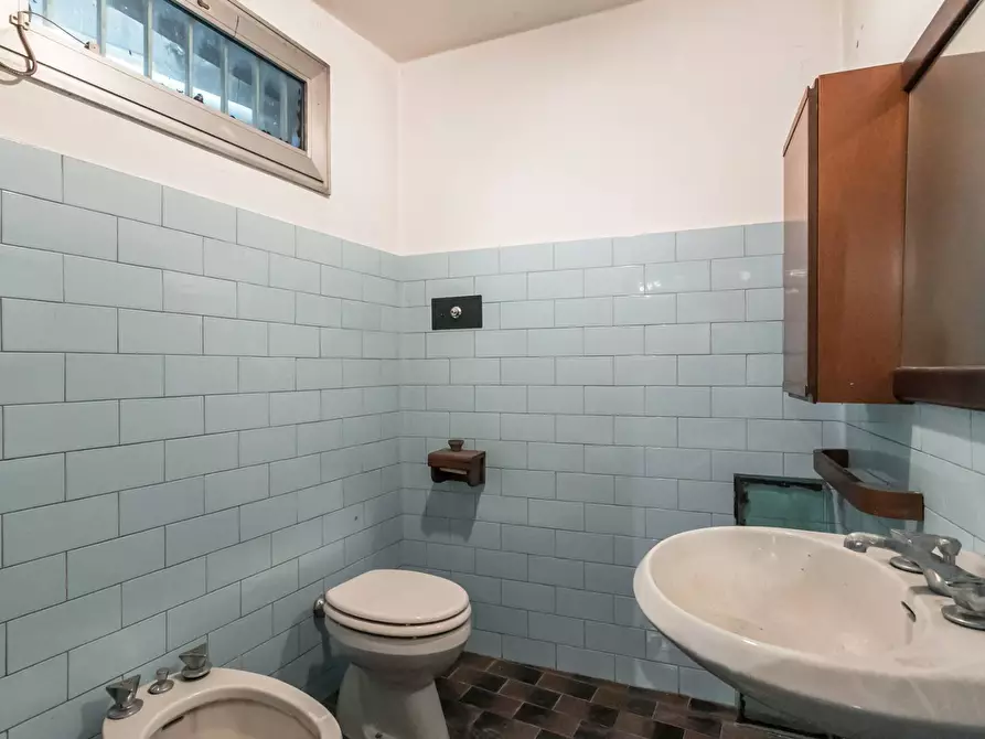 Immagine 12 di Locale commerciale in affitto  in Via San Benedetto 3 a Bergamo