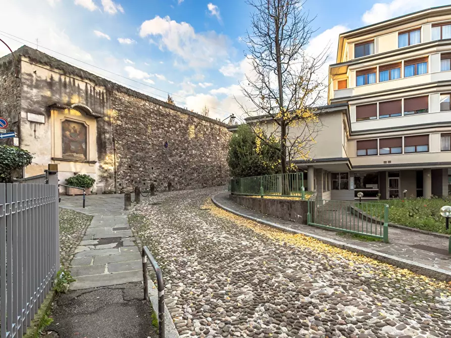 Immagine 21 di Locale commerciale in affitto  in Via San Benedetto 3 a Bergamo