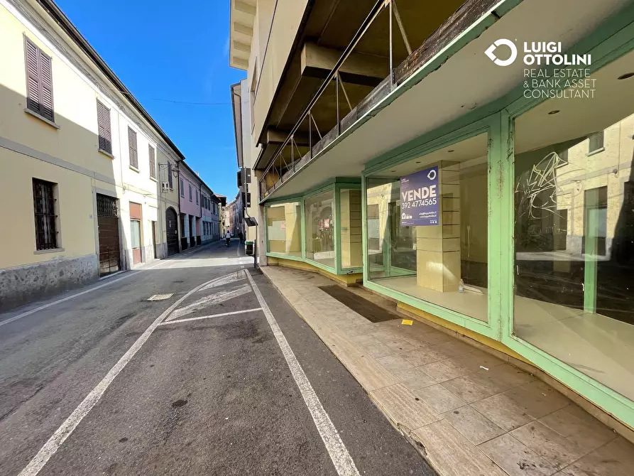 Immagine 2 di Negozio in vendita  in via Matteotti 10 a Vaprio D'adda