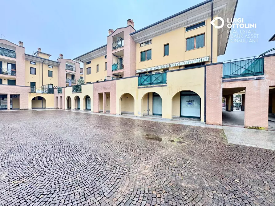 Immagine 22 di Negozio in vendita  in via Donadoni 1 a Pedrengo