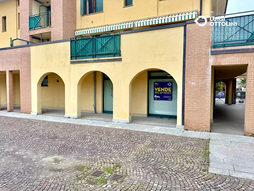 Immagine 24 di Negozio in vendita  in via Donadoni 1 a Pedrengo