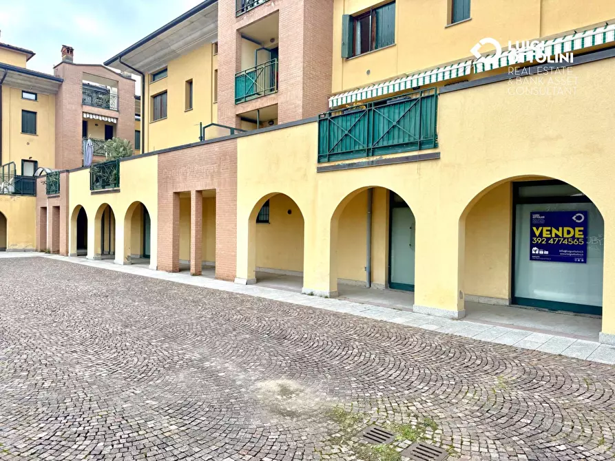 Immagine 25 di Negozio in vendita  in via Donadoni 1 a Pedrengo