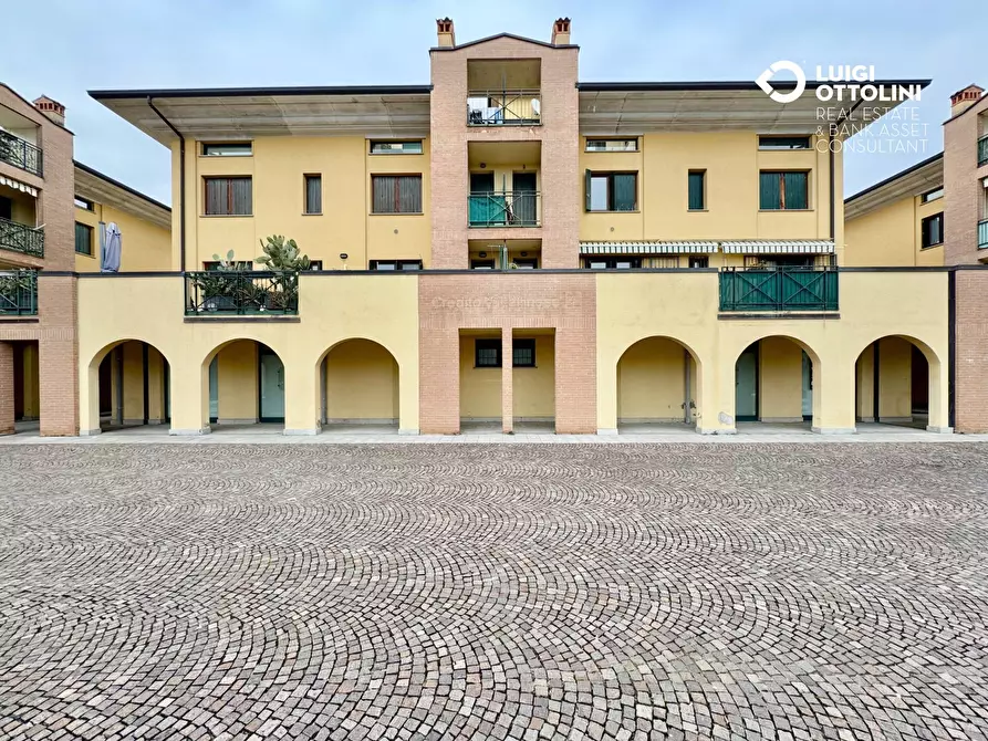 Immagine 29 di Negozio in vendita  in via Donadoni 1 a Pedrengo