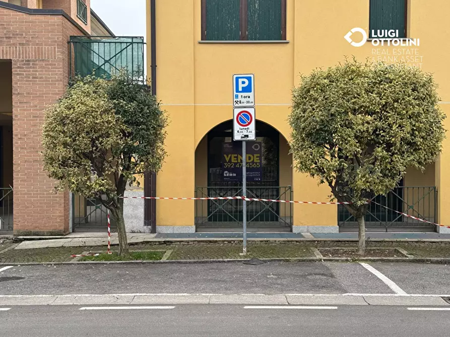 Immagine 38 di Negozio in vendita  in via Donadoni 1 a Pedrengo