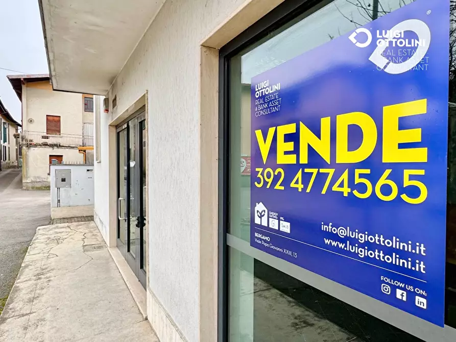 Immagine 21 di Negozio in vendita  in piazza necchi 4 a Gazzada Schianno