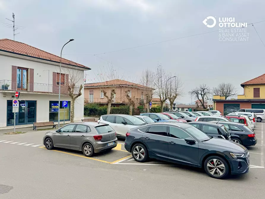 Immagine 27 di Negozio in vendita  in piazza necchi 4 a Gazzada Schianno