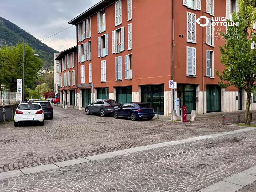 Immagine 2 di Negozio in vendita  in Via Mazzini 177 a Albino