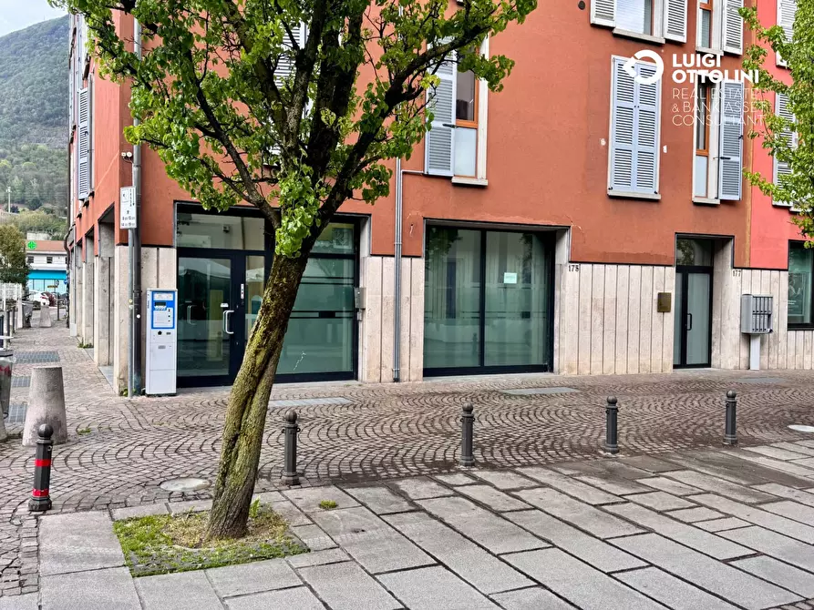 Immagine 3 di Negozio in vendita  in Via Mazzini 177 a Albino