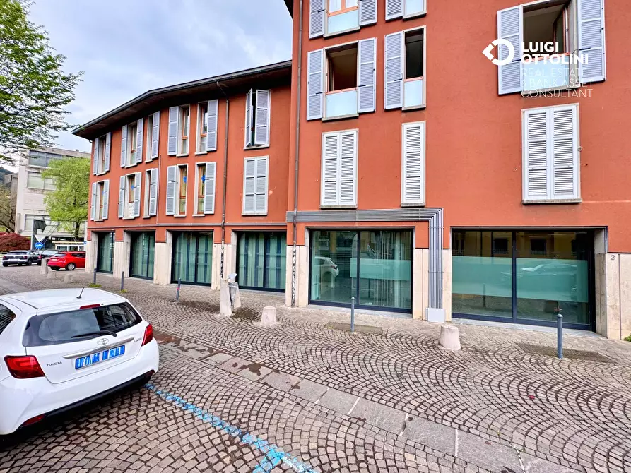 Immagine 9 di Negozio in vendita  in Via Mazzini 177 a Albino