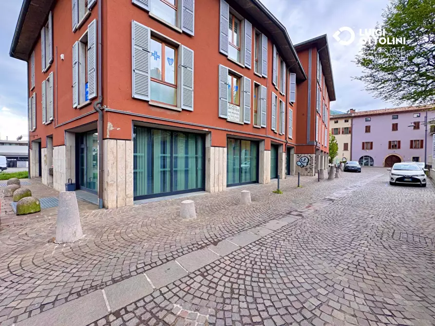 Immagine 10 di Negozio in vendita  in Via Mazzini 177 a Albino