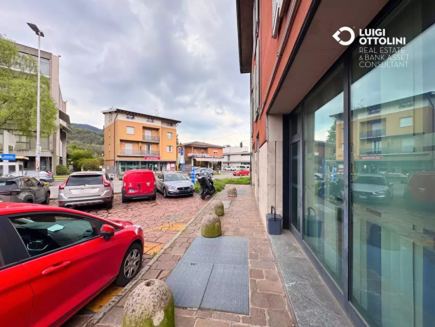 Immagine 11 di Negozio in vendita  in Via Mazzini 177 a Albino