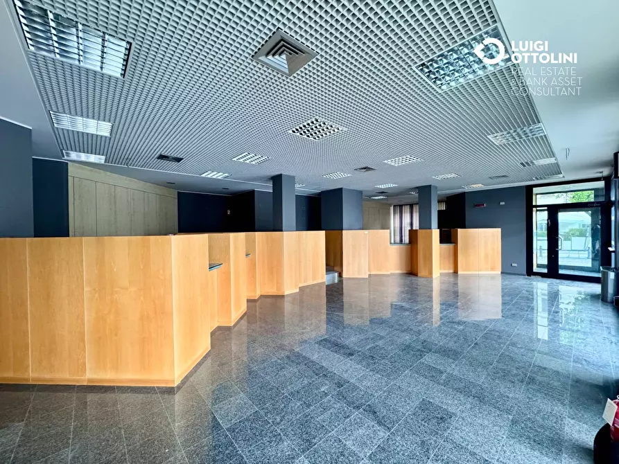 Immagine 16 di Negozio in vendita  in Via Mazzini 177 a Albino