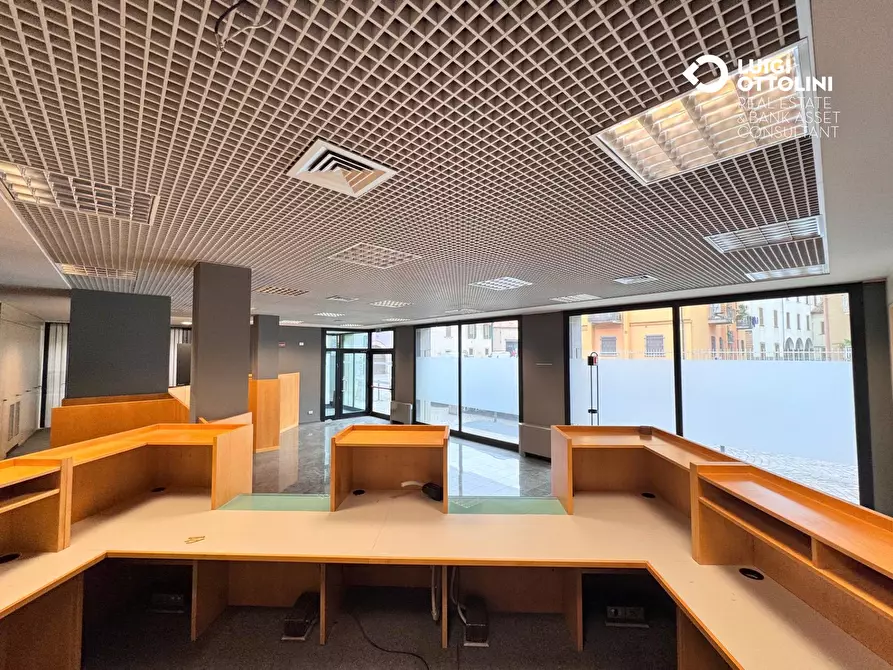 Immagine 45 di Negozio in vendita  in Via Mazzini 177 a Albino