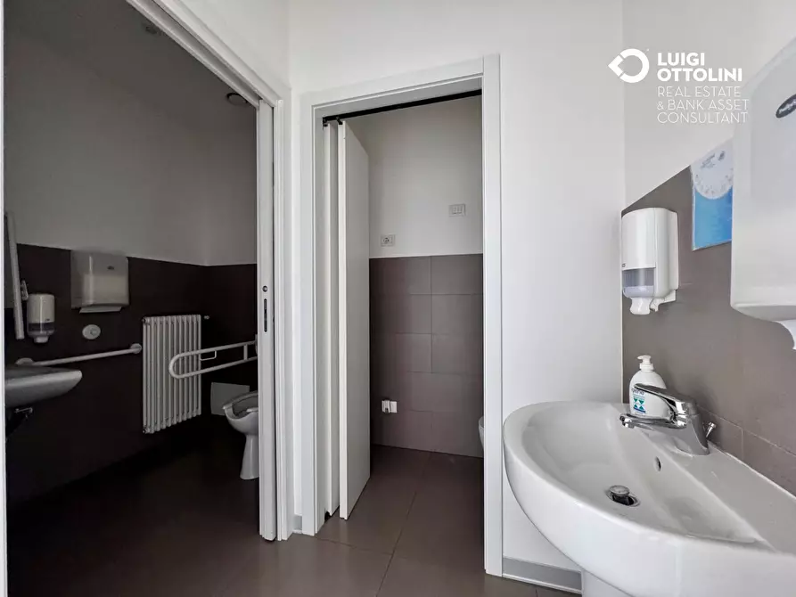 Immagine 18 di Ufficio in affitto  in Via Autostrada a Bergamo