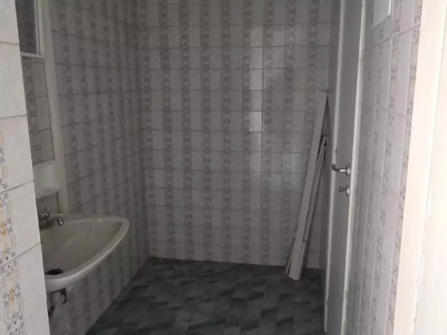 Immagine 12 di Locale commerciale in affitto  in Via Leopardi 1 a Opera