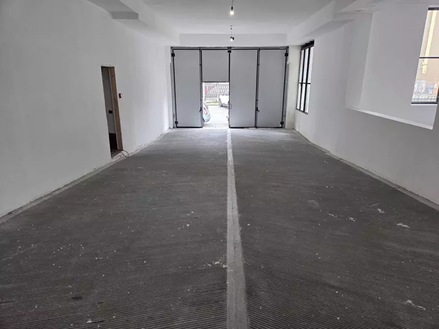 Immagine 18 di Locale commerciale in affitto  in Via Baracca 3 a San Giuliano Milanese