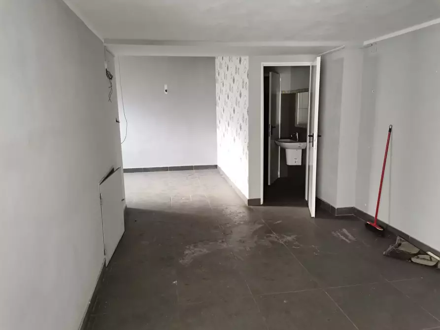 Immagine 6 di Locale commerciale in affitto  in Via Foschini a Benevento