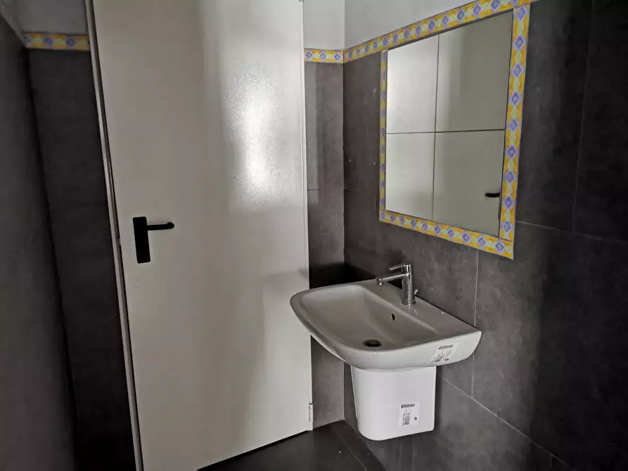 Immagine 7 di Locale commerciale in affitto  in Via Foschini a Benevento