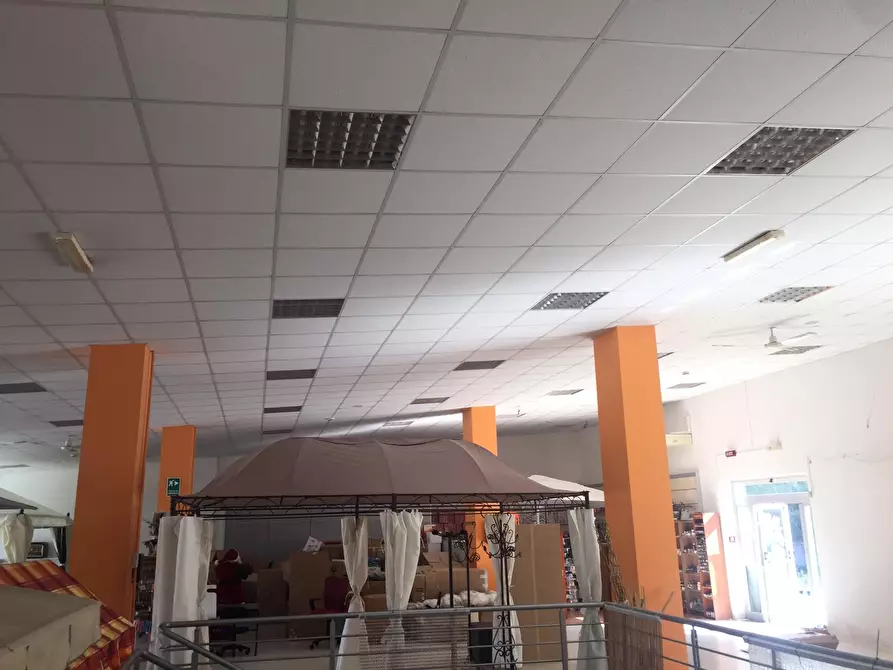 Immagine 14 di Negozio in affitto  in Via Tre Santi a Arpaise