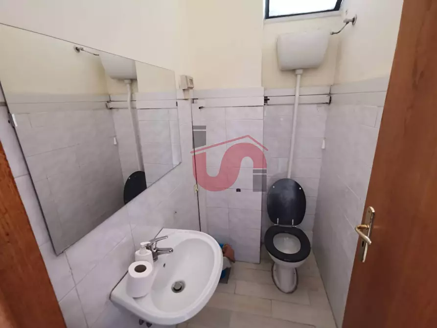 Immagine 3 di Locale commerciale in vendita  in Via Castellano a Benevento