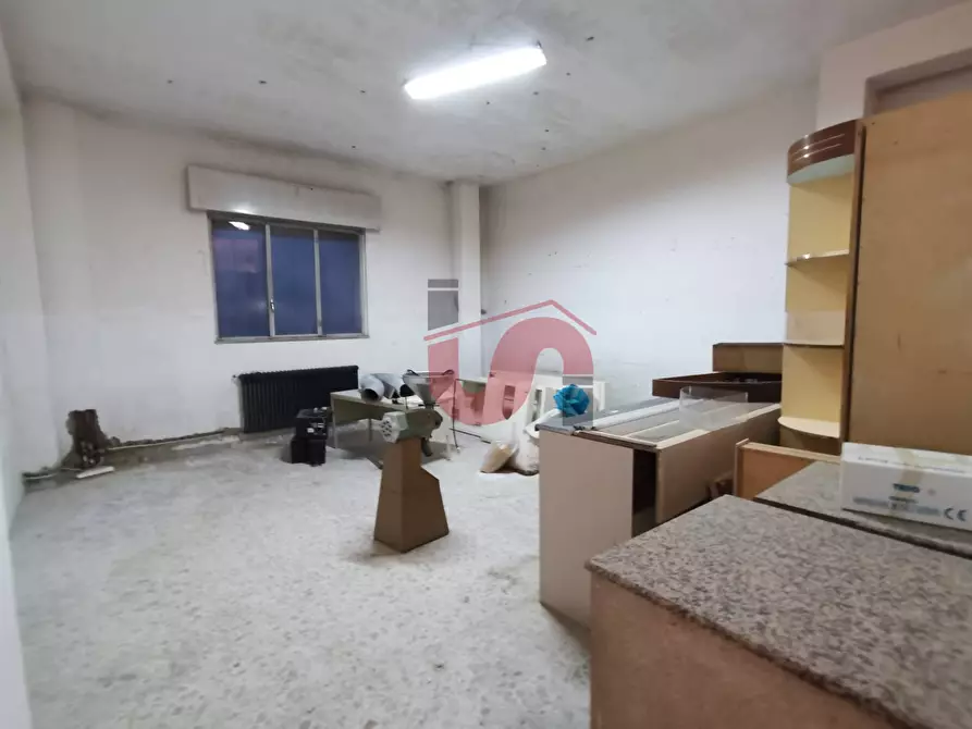 Immagine 14 di Locale commerciale in vendita  in Via Piermarini a Benevento