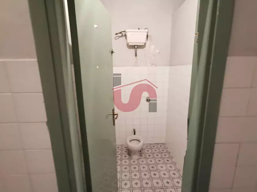 Immagine 19 di Locale commerciale in vendita  in Via Piermarini a Benevento