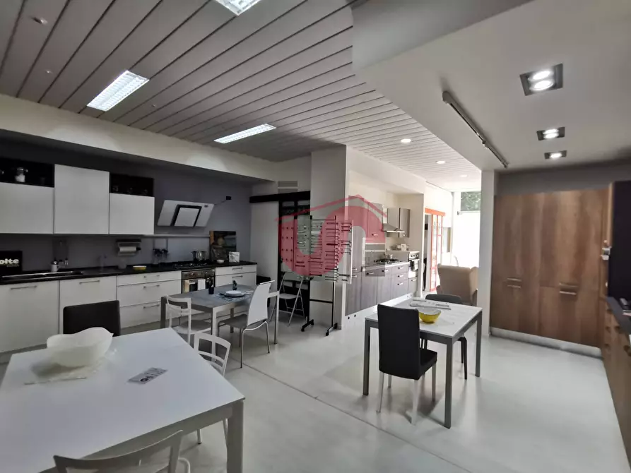 Immagine 10 di Locale commerciale in vendita  in Via Lungo Calore Manfredi Di Svevia a Benevento