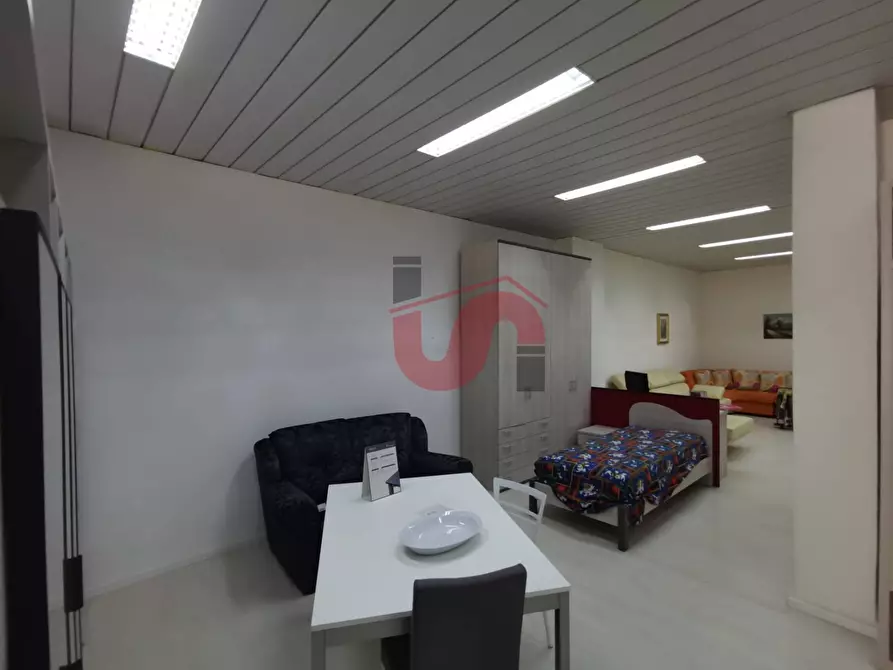 Immagine 11 di Locale commerciale in vendita  in Via Lungo Calore Manfredi Di Svevia a Benevento