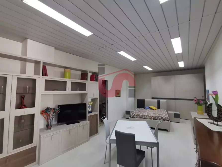 Immagine 12 di Locale commerciale in vendita  in Via Lungo Calore Manfredi Di Svevia a Benevento