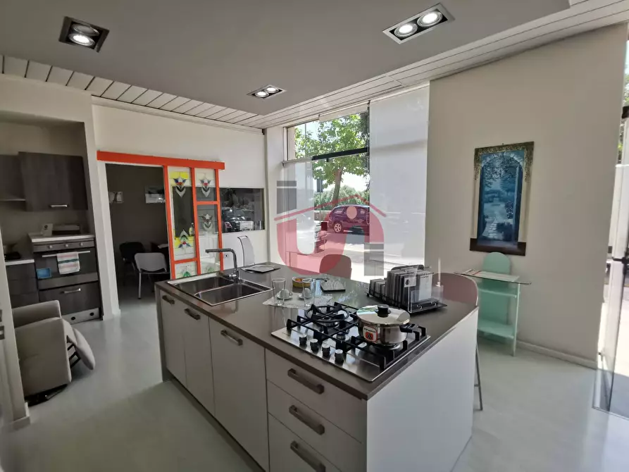 Immagine 3 di Locale commerciale in vendita  in Via Lungo Calore Manfredi Di Svevia a Benevento