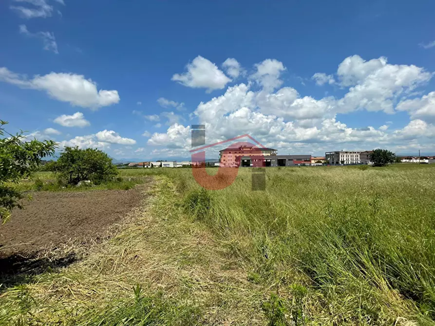 Immagine 10 di Locale commerciale in vendita  in Contrada Pianocappelle a Benevento