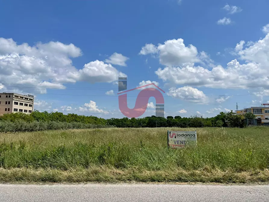 Immagine 9 di Locale commerciale in vendita  in Contrada Pianocappelle snc a Benevento