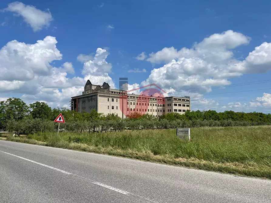 Immagine 11 di Locale commerciale in vendita  in Contrada Pianocappelle snc a Benevento