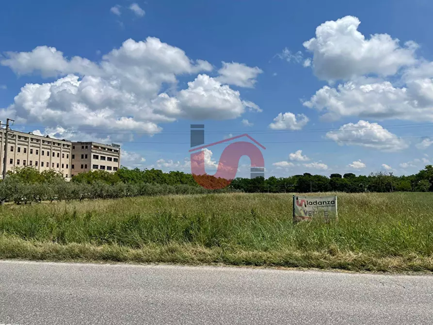 Immagine 15 di Locale commerciale in vendita  in Contrada Pianocappelle snc a Benevento