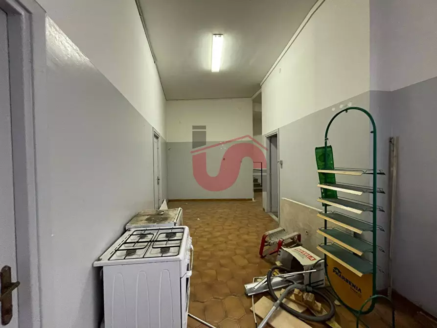 Immagine 27 di Locale commerciale in vendita  in Viale Principe di Napoli a Benevento