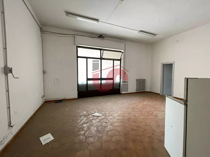 Immagine 31 di Locale commerciale in vendita  in Viale Principe di Napoli a Benevento