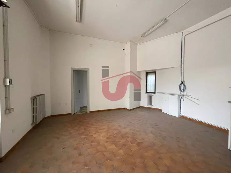 Immagine 34 di Locale commerciale in vendita  in Viale Principe di Napoli a Benevento