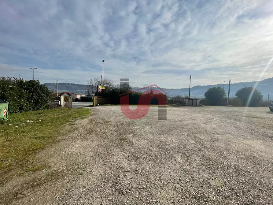 Immagine 3 di Locale commerciale in vendita  in Casale Maccabei a Benevento