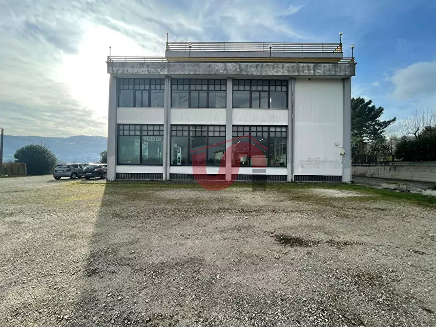 Immagine 4 di Locale commerciale in vendita  in Casale Maccabei a Benevento