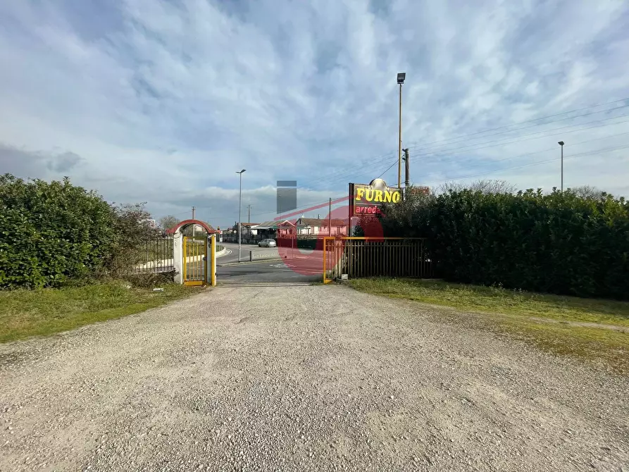 Immagine 6 di Locale commerciale in vendita  in Casale Maccabei a Benevento